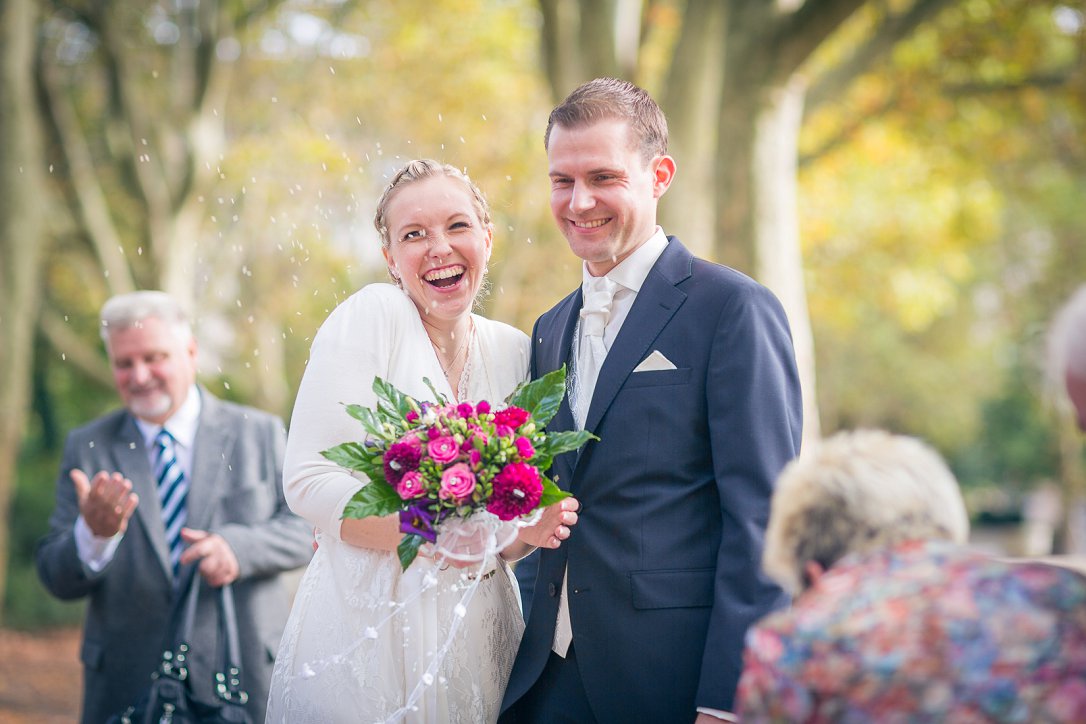 Hochzeitsfotografie - Brautpaar mit Reis beworfen