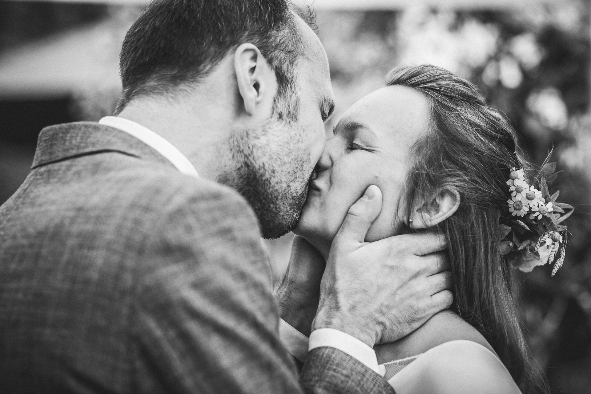 der erste Kuss nach dem Eheversprechen