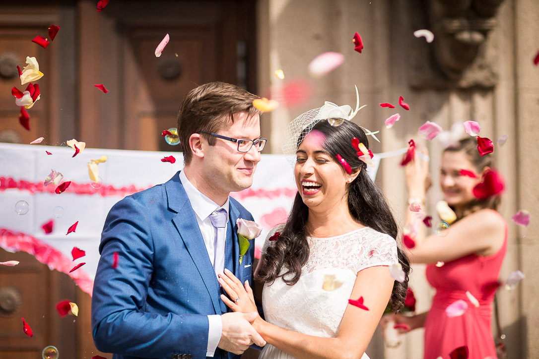 Glückliches Ehepaar im Rosenblütenregen