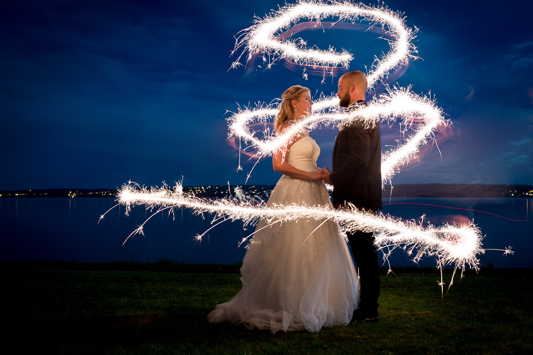 Besondere Hochzeitsfotografie - Brautpaar umgeben vom Wunderkerzenlicht