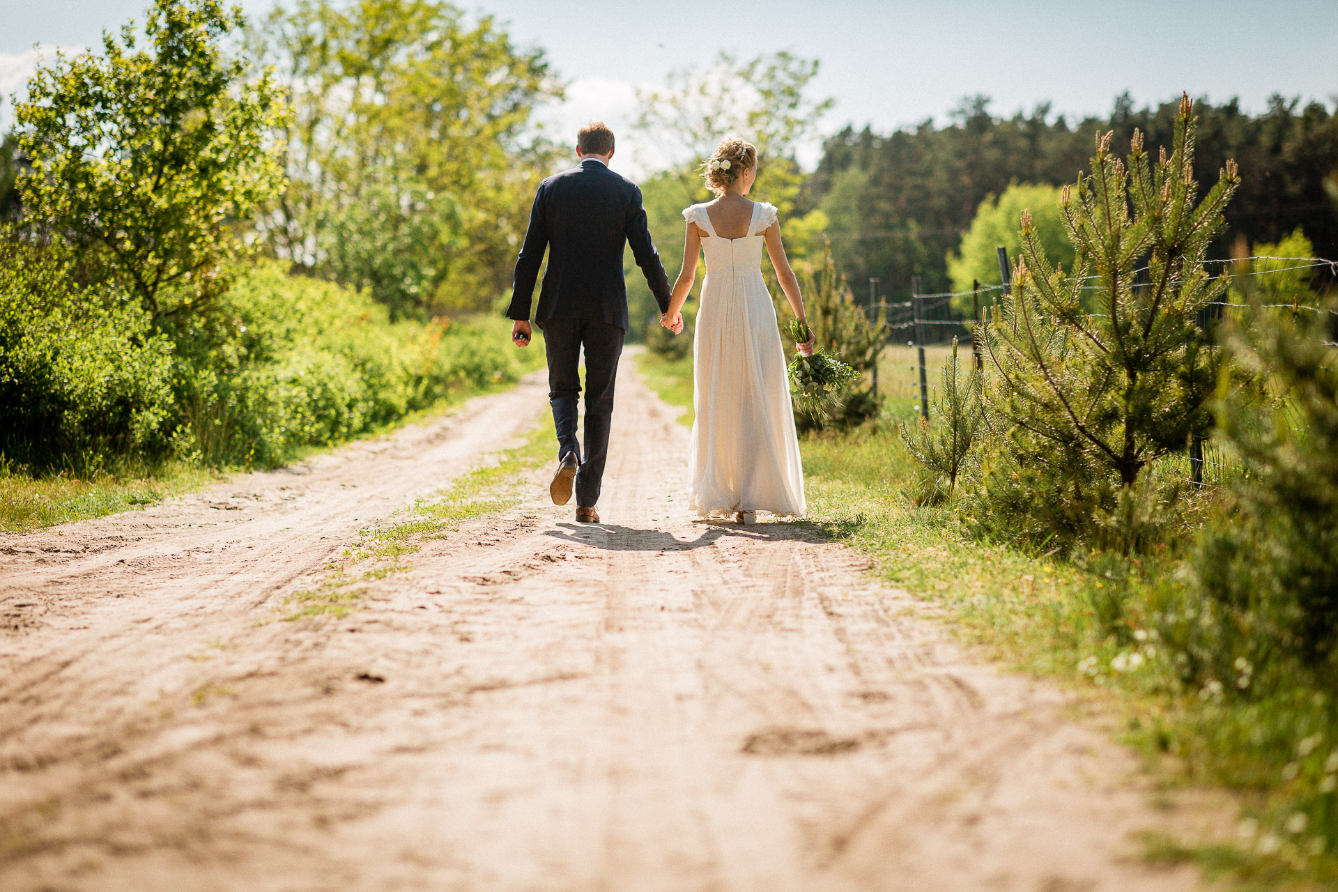 Hochzeitsfotografie: Paar auf einem Waldweg