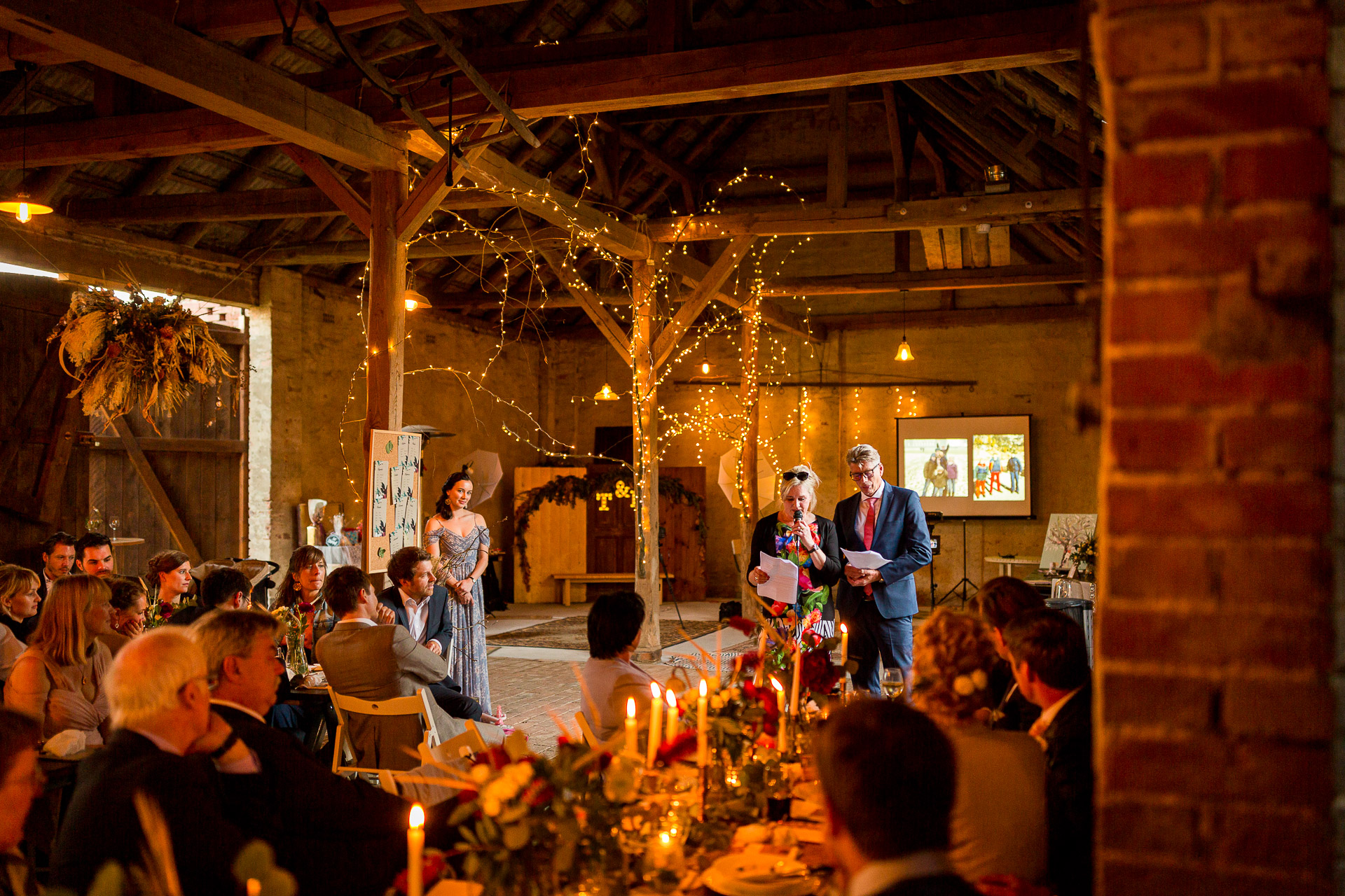 Reden zur Hochzeit in der Hochzeitsscheune in Mügeln. Festgehalten vom Berliner Hochzeitsfotografen.
